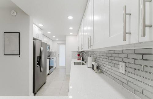 Luxury Waterfront Boca with Pool, Hot Tub and Boat Views - Photo 13