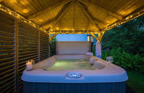 Water Mill at East Trenean Farm -Luxury Cornish Cottage sleeping 4 with hot tub, private garden, rural views and EV facilities - Foto 9