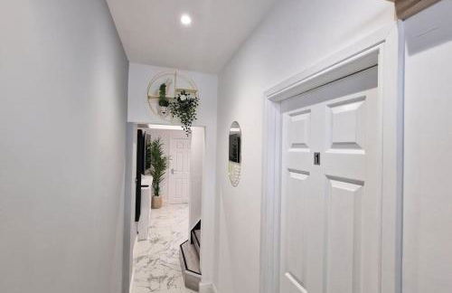 Stunning, clean, free parking home, ideal long stays - Foto 13