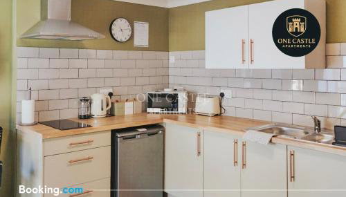 Exclusive Deals l Last-Minute Specials l Free Parking I Short term Booking l Garden I Sleeps Up to 6 l 3 Bed & 2 Bath I One Castle Apartments Short-lets and Serviced Accommodation - Foto 3