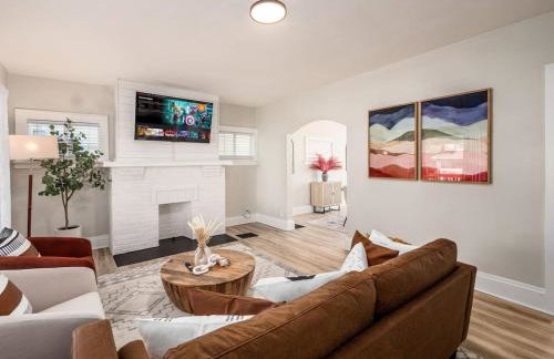 Oakwood Charm Family-Friendly 3BR Getaway - Photo 13