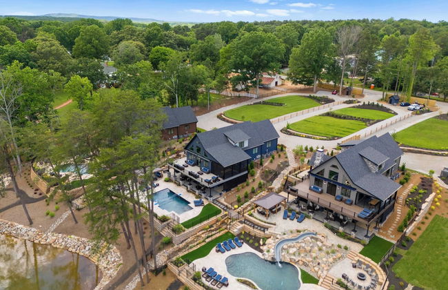 Blue Heron & Gray Fox by Avantstay 2 Lakefront Homes, Sleeps 44 Pool, Dock, Theater - Foto 1