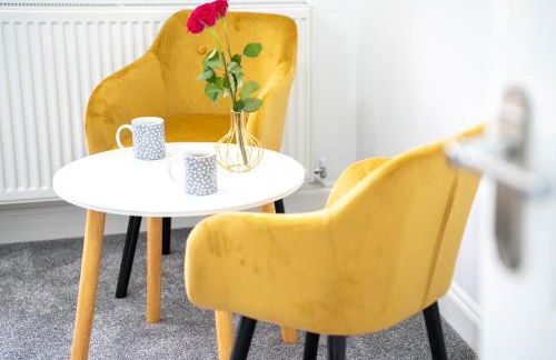 Open Mind Property - 6 Luxury Bedrooms with Free Parking - Photo 15