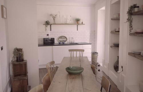 Light & Airy Historic Centre House with Balconies - Photo 19