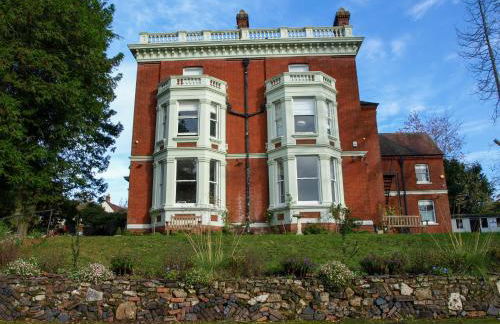 Torrington Hall - Photo 4