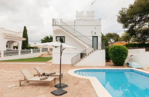 Spacious villa with private pool & garden for 4 - Photo 1