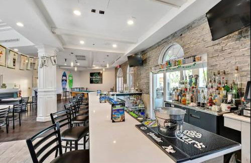 Disney World Cinderella Castle Lazy River Pool & Game Room - Foto 46