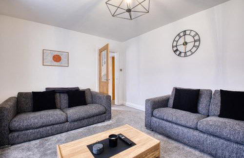 Westhoughton 3 Bedroom House - Free Parking - Photo 3