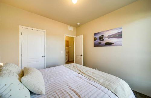 Newport Riverfront Home with Deck and Fire Pit! - Foto 17