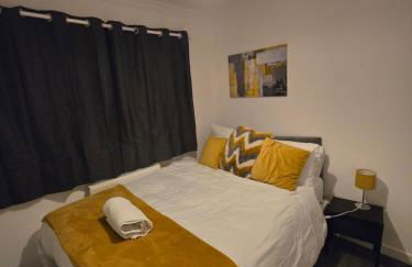 Conyngham Villa, Luxury Detached House, 6 Beds, 4BR,Large garden, Parking - Sleeps 8 - Foto 2