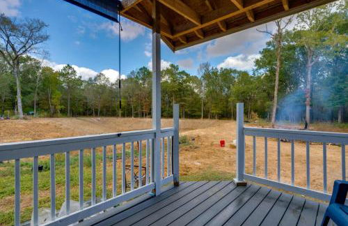 10 Mi to Lake Conroe Couples Retreat with Porch! - Photo 18