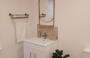 Luxury 1 bed apartment close to Airport and Exhibition centre ideal for short long term stays very cosy nicely furnished for comfort with all mod cons FreeParking on site Free WIFI - Foto 18