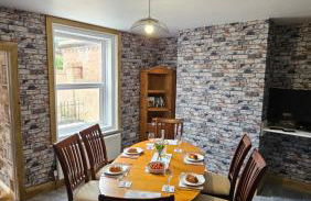 Entire Charming Three Bedroom Seaside House With Garden - Close to Town & Beach, Ideal for Groups, Families - Foto 20