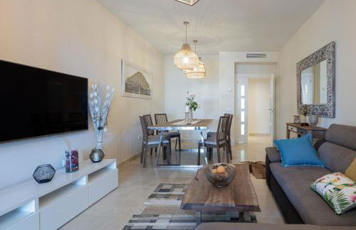 Amazing Two Bedroom Apartment in Los Flamingos, Marbella - Photo 14