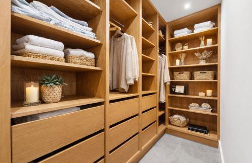 Luxury 4BR Smart Home with Smart Features, Garden, SkyStream & Free Parking - Sleeps Up To 8 in Gerrards Cross SL9 - Photo 25