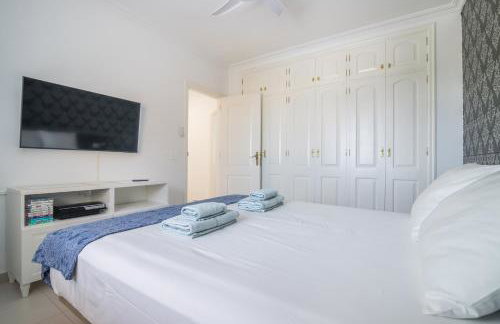 BEAUTIFUL VILLA - 4 bedrooms, heated pool, 2 priv car park places, fibre net, PS5, tv channels - Foto 43