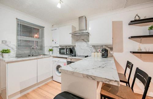 Bright Cosy Cottage with Parking and Outdoor Patio - Foto 8