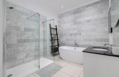 Extravagant 6 Bed Victorian Townhouse with Hot Tub - Photo 30