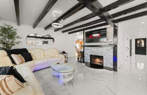 NEW Modern Barrel Getaway HOT TUB & Game Room - Foto 10