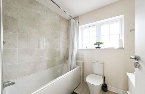 Swan's Place - Large 4bed home, Sleeps 9, Parking x2 & Games room - Foto 21