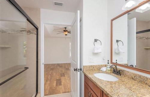 Modern, Upscale, and New Blue Bungalow in the heart of Downtown St Augustine - Foto 10