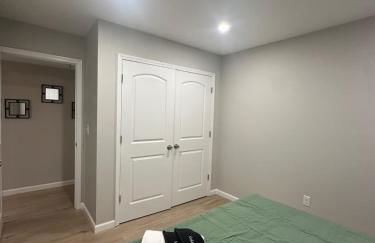 Spacious 6 Bedroom Home with NYC Access & Parking! - Foto 25