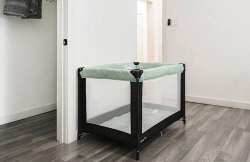 3BR Modern, Gated Home w FreePking, BBQ, Firepit, Mins to Downtown - Foto 27