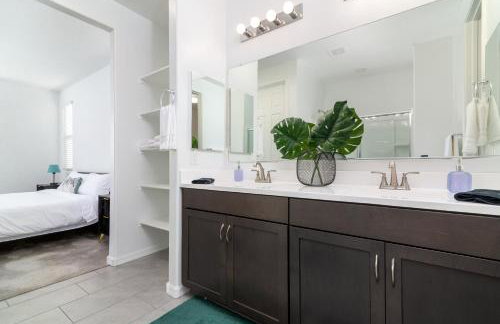 Stylish & Bright Gem ~ King/Queen Beds ~ Backyard! - Foto 17