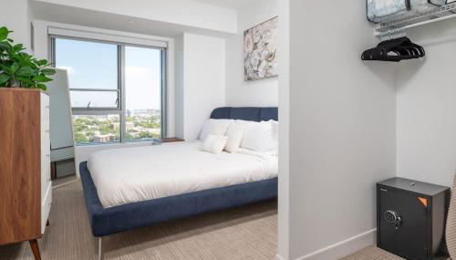 Central Square 3BR Condo with Downtown View Gym and Parking - Foto 2