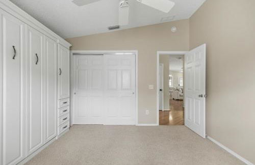 Cozy 2BR Mins to Lake Sumter Landing and Brownwood Paddock Square with BBQ, Workspace, Murphy Bed - Foto 13