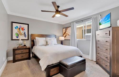 Beach Escape with Patio! 2 Min Walk to Sand & Surf - Foto 5