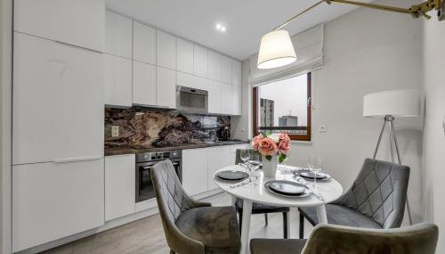 Wola Apartment - 9th Floor, Parking & Balcony - by Rentujemy - Foto 3, stove