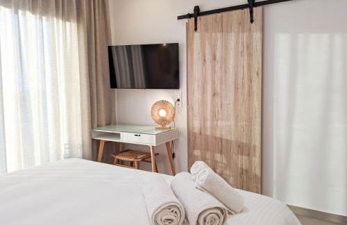 Aphrodite Luxury Suites, Private Heated Pool & Jacuzzi -Romantic Escape for Couples - Photo 25