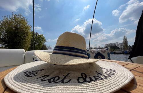 ENTIRE LUXURY yacht 70sqm Oyster Fund - Quiet and relaxing - 2 double bedrooms both en-suite - HEATING - sleeps up to 4 people - moored on our Private Island - nearby LEGOLAND THORPE PARK ASCOT RACES WENTWORTH LONDON Lapland UK -NO Parties - - Foto 30