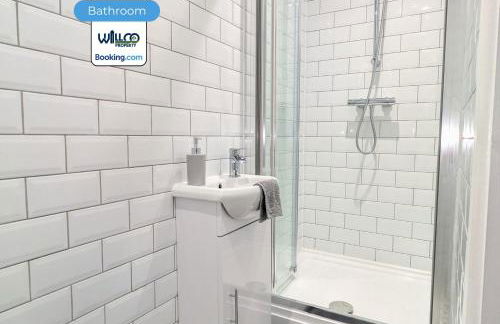 Spacious 5BR Family Home By WillCo Property Short Lets & Serviced Accommodation Derby With Games & Perfect For Contractors - Foto 18