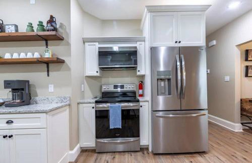 The Queen Place - Updated-Private Backyard - Foto 6