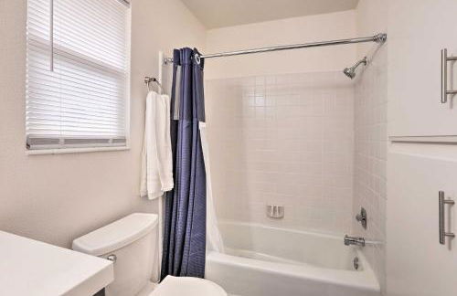 Relax Fireside and Play Pool! Home 4 Mi to Dtwn Reno - Foto 25