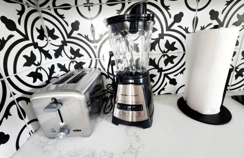 Newly remodeled 5BR 3BA w/pool 16 ppl - Photo 10