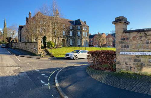 Fabulous 2 bed Historic Ground floor apartment Belper with free car parking next to property - Foto 8