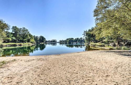 Views, Pools and Marina Lake Keowee Condo! - Foto 22