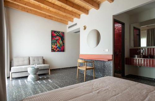 FOS Luxury Suites - Photo 25