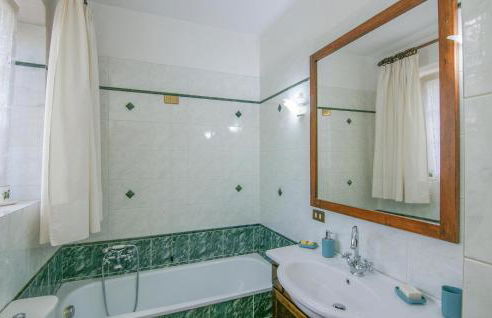 2 Bedroom Beautiful Apartment In Querceta - Photo 25
