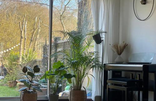 Lea Valley Nature Reserve Bright Home with Private Garden - 40 min to London by Train - Foto 1