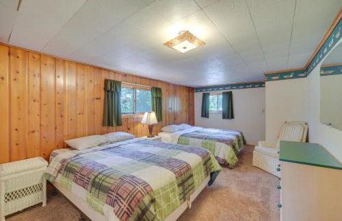 Spacious Winter Retreat with River Access and Kayaks! - Foto 31