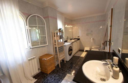 2 Private Abodes in One Magnificent Villa! - Foto 28