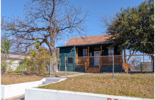 Cozy Historic Gem: 5 Mins to Downtown SA - Foto 28