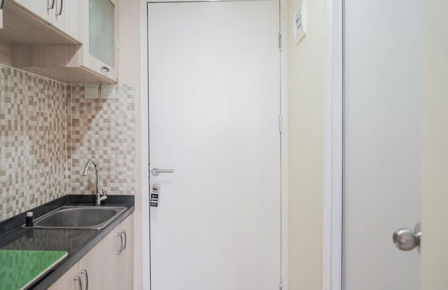 Minimalist and Stylish Studio Skylounge Tamansari Apartment By Travelio - Foto 7