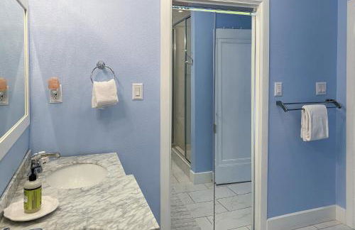 Charming home with pool, enclosed yard, patio & great Woodlawn Lake location - Foto 22