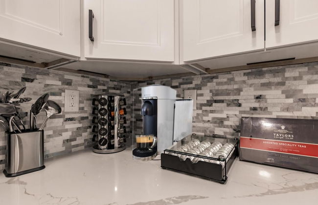 Modern Spacious Home With Pool Jacuzzi - Photo 15