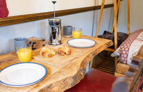 The Old Pumphouse Shepherds Hut with Hot Tub - Photo 7